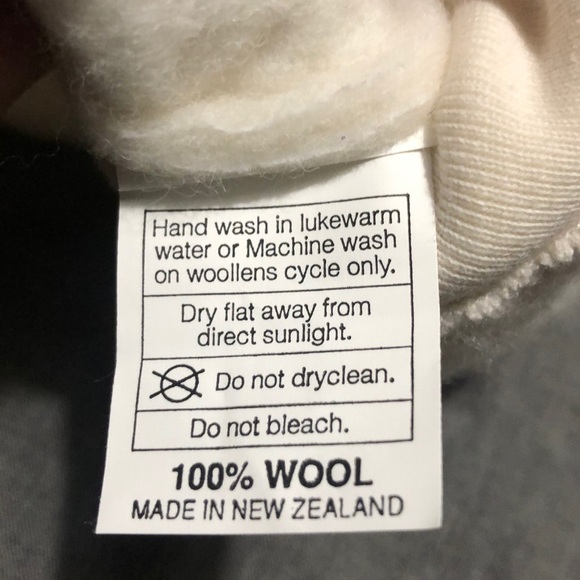 Handmade wool cream toddler hat from new Zealand - Picture 3 of 4